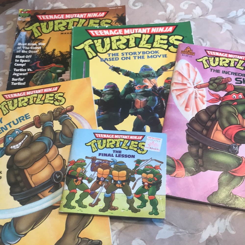 ~~~~~~~~~~~ SOLD__FOUR MOVEABLE NINJA TURTLES/THE NINJA TURTLE MOTORCYCLE/BOOKS - Picture 2 of 16